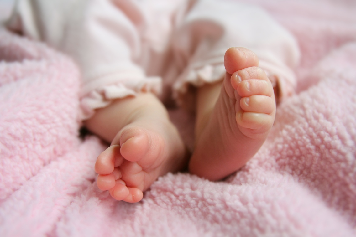 Ножки новорожденной девочки