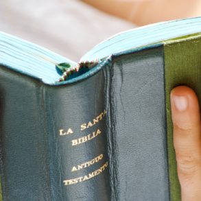 Dios guarda silencio, pero…